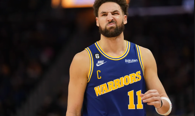 Draymond Green tells Klay Thompson it's "hard" to not be closing for the Warriors, but Thompson chooses to ignore it.